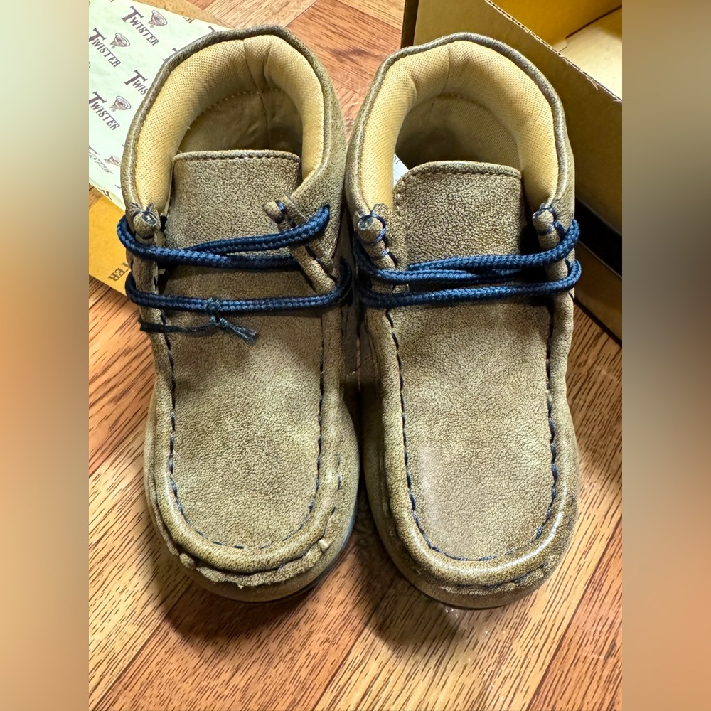 NWT Twister shoes size 6 toddler
